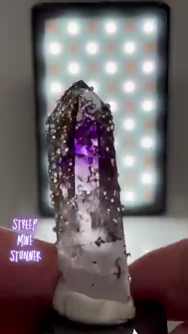 Stunning Streep Mine w tons of Analcime  (available)
