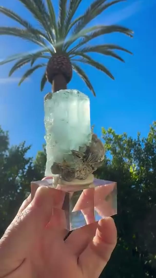 Aquamarine w Muscovite