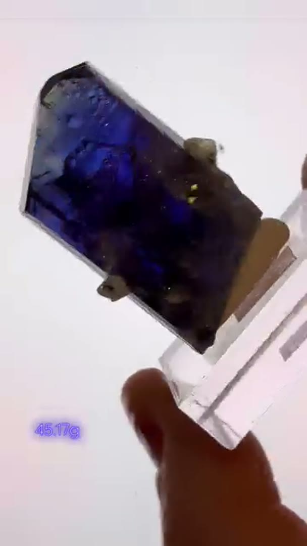 One of the most incredible Tanzanites acquired to date. (45.17g) The…