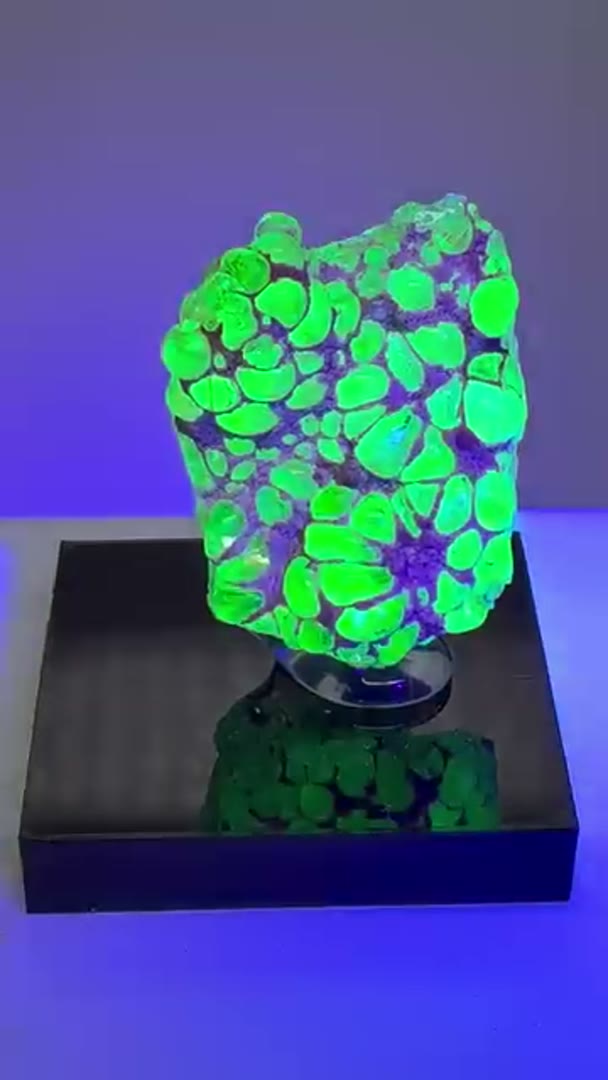 Daylight reactive Hyalite Opals from Mexico