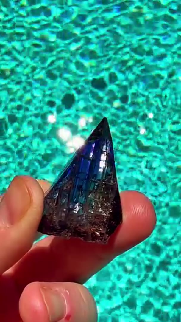 Ripper Tanzanite with sick Pleo and open C Axis