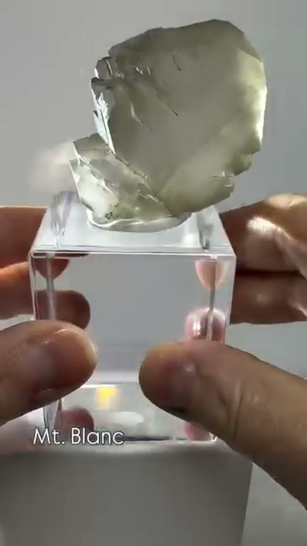 Smokey quartz gwindel  (available) is said to have many properties, including: