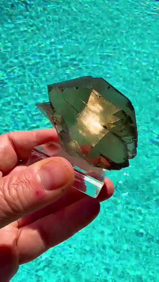 Smokey quartz gwindel  (available) is said to have many properties, including:
