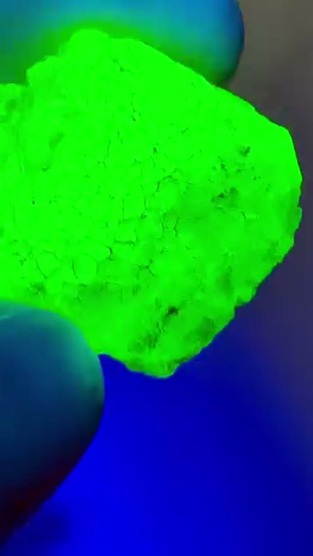 Daylight reactive Hyalite Opals from Mexico