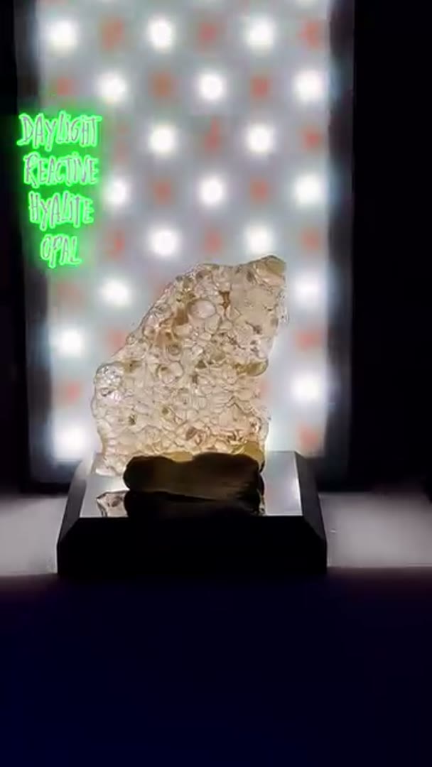 Daylight reactive Hyalite Opals from Mexico