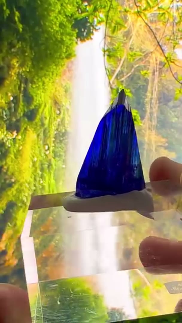 So crisp & clean… One of the finest Tanzanites