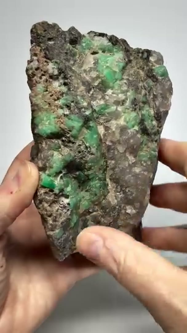 Quartz w emerald inclusions fr. Bahia, Brazil