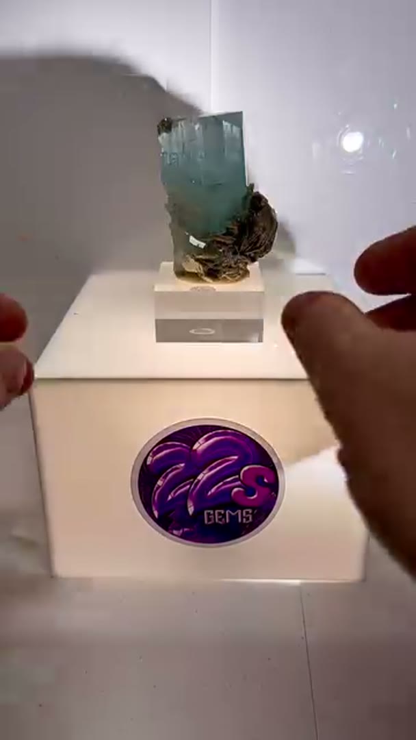 Oufff Aquamarine w Muscovite
