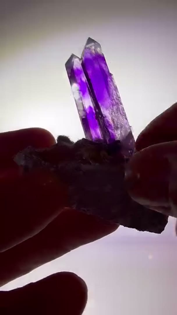 Buks Claim Doublè Amethyst w hematite inclusions on matrix