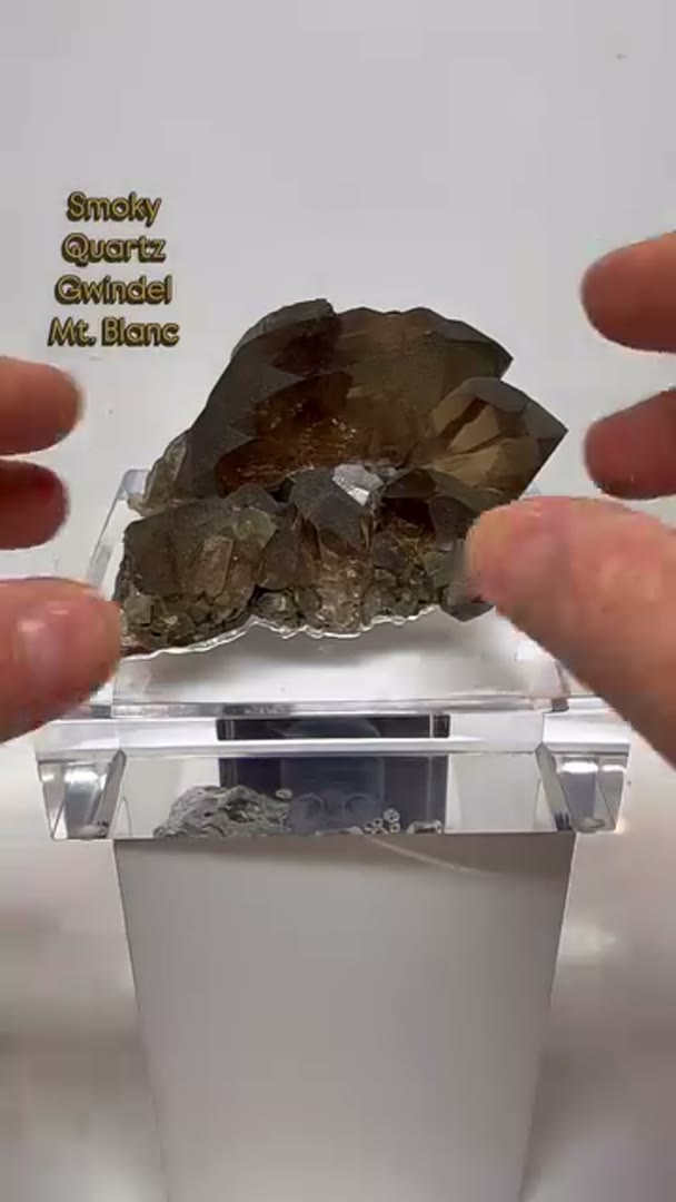Smokey quartz gwindel  (available) is said to have many properties, including: