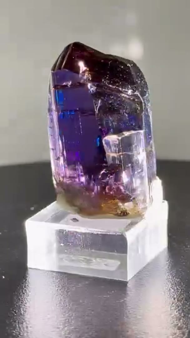 One of the most incredible Tanzanites acquired to date.  The Clarity,…