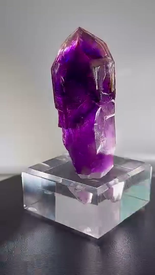 Beautiful Skeletal Pinky Mine, comes w custom stand (available)