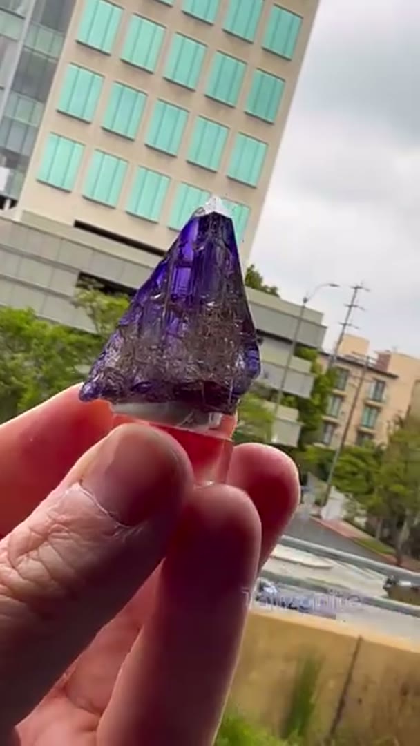 Ripper Tanzanite with sick Pleo and open C Axis