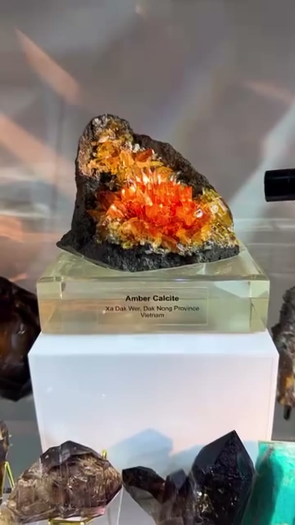 Amber Calcite Xa Dak Wer, Dak Nong Privince, Vietnam