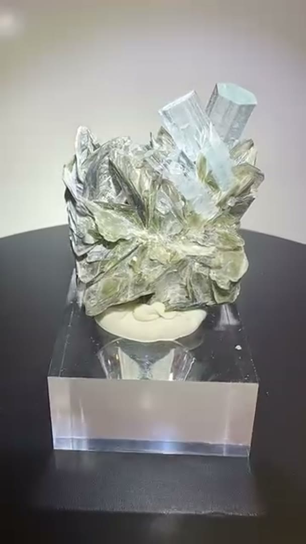 Aquamarine on Muscavite