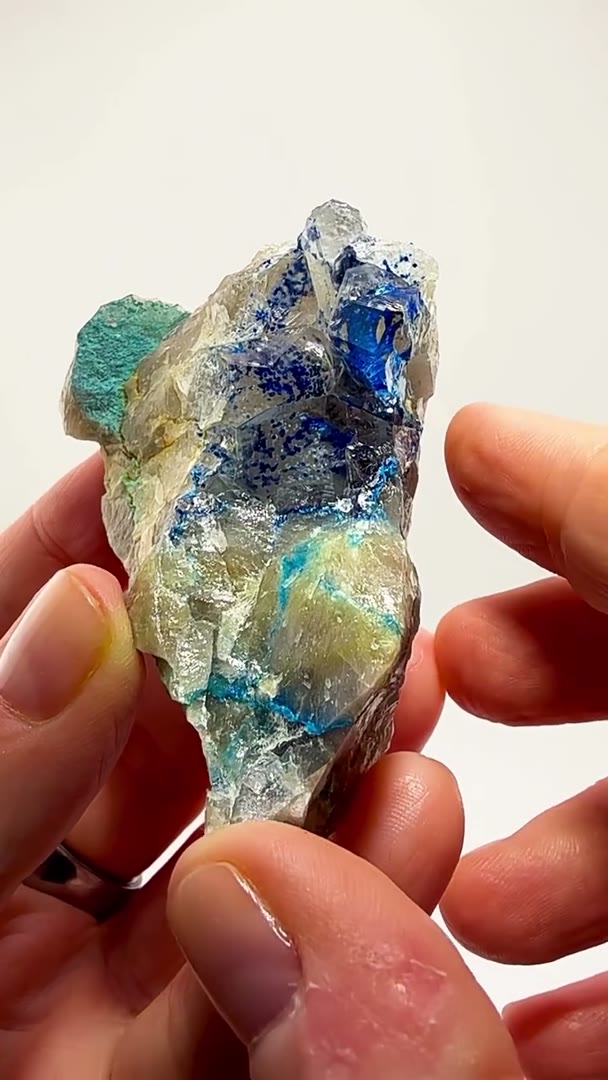 AN OCEAN CAPTURED IN QUARTZ
