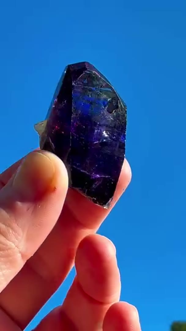 One of the most incredible Tanzanites acquired to date. (45.17g) The…