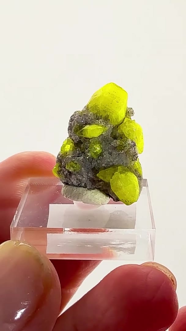 EITRINGITE THAT ABSOLUTELY GLOWS