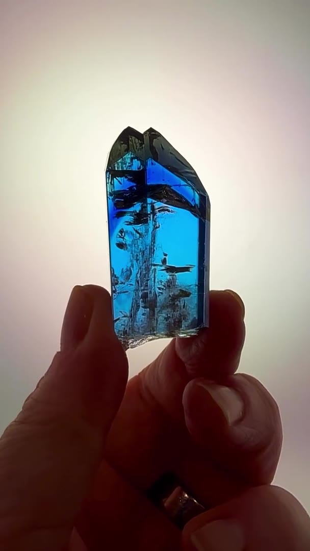 42 GRAMS OF PURE PLEOCHROIC MAGIC