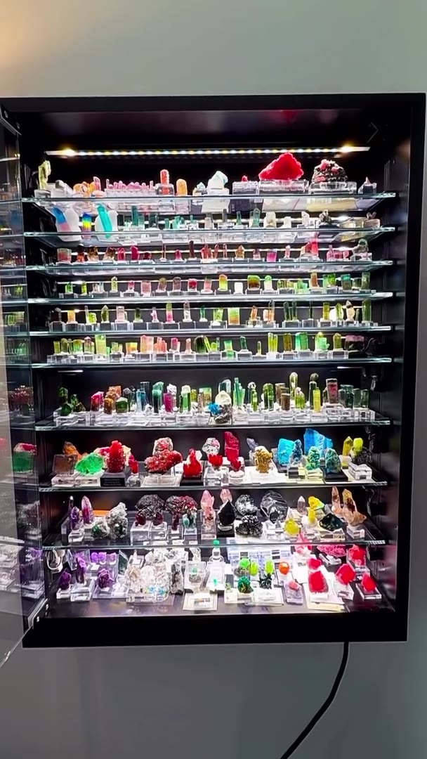 SMALL CRYSTALS… MASSIVE EPICNESS! WELCOME TO MY MINIATURES CASE!