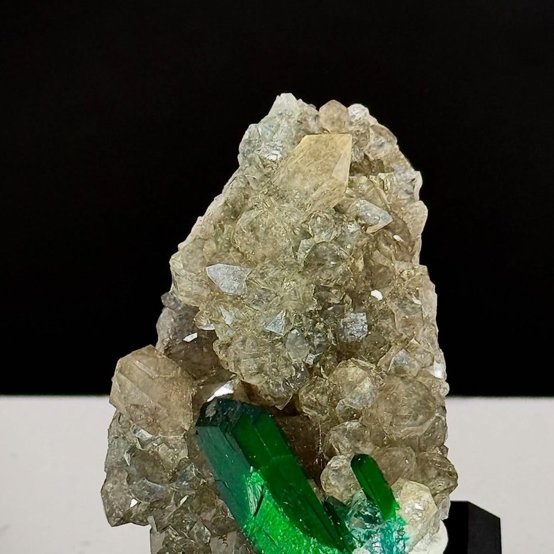 EMERALD FIRE ON QUARTZ